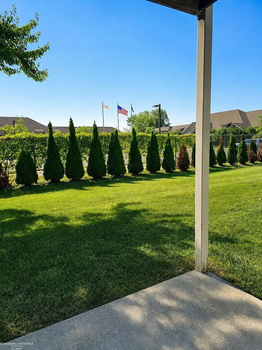 30607 Hidden Pines LN, Roseville, MI 48066 - #3