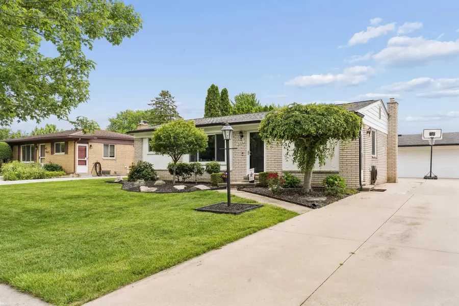 50408 Spruce DR, Chesterfield, MI 48047 - #3