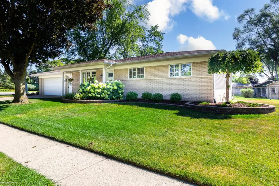48872 Rex ST, Shelby, MI 48317 - #2