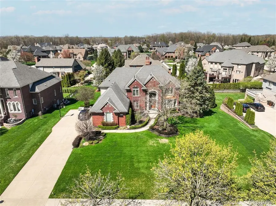 54182 Queensbourough DR, Utica, MI 48315 - #2