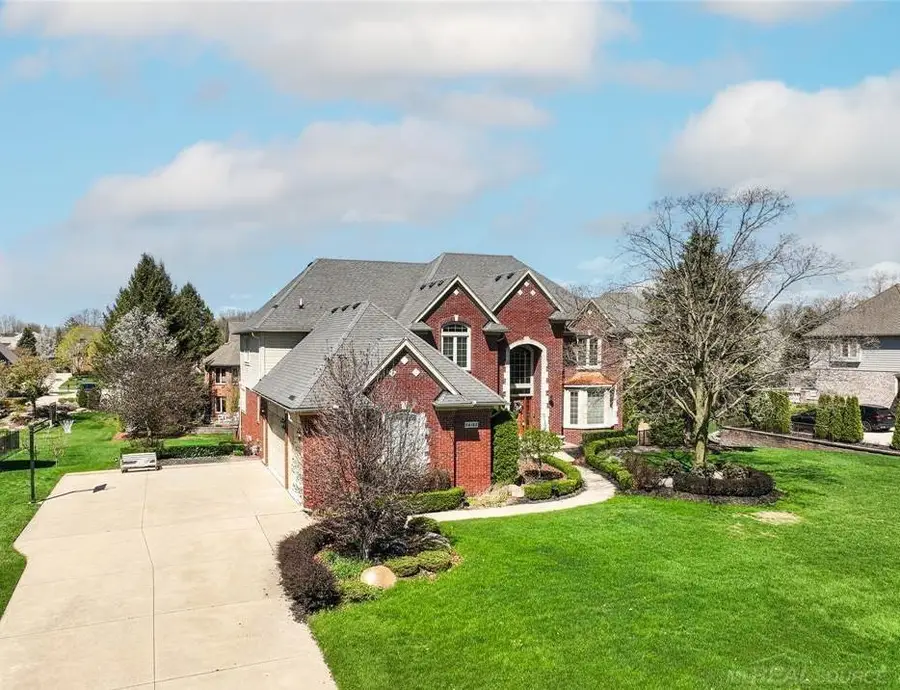 54182 Queensbourough DR, Utica, MI 48315 - #3