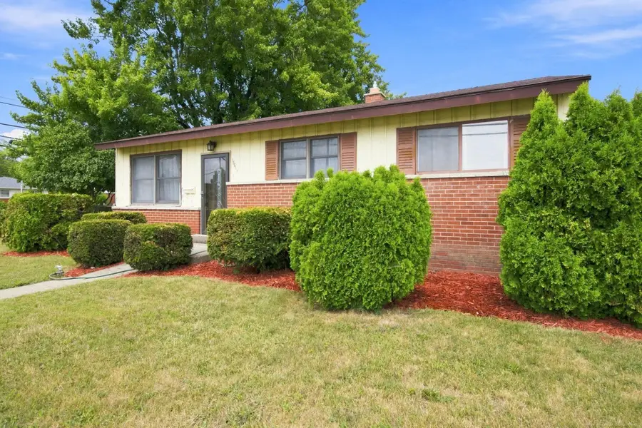 15611 common RD, Roseville, MI 48066 - #2