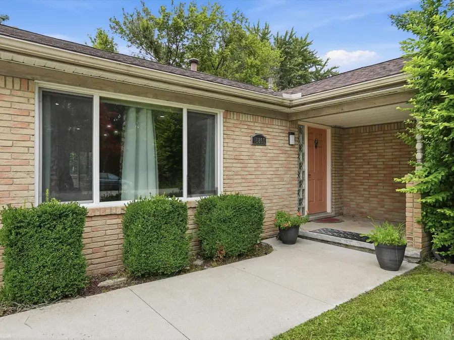 15861 Coral AVE, Clinton Township, MI 48035 - #2