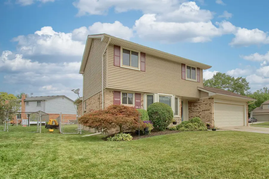 26012 Rose Marie DR, Brownstown, MI 48134 - #2