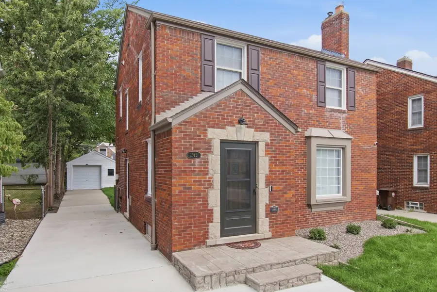 1342 Hollywood AVE, Grosse Pointe Woods, MI 48236 - #2