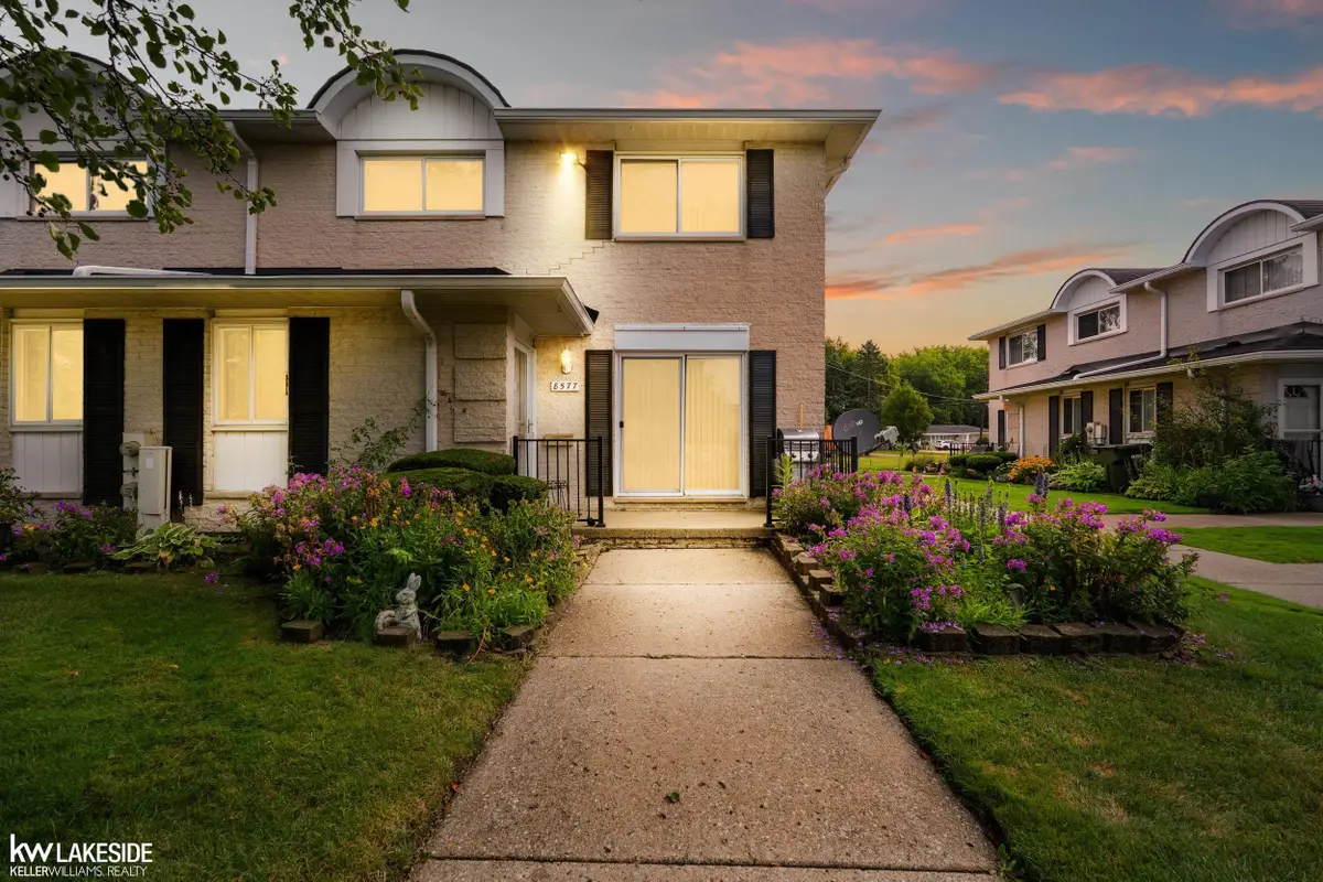 8577 Hampshire DR, Sterling Heights, MI 48313 - #1