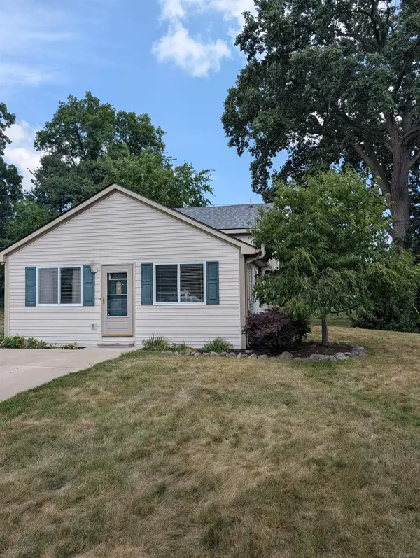 901 S Winding DR, Waterford, MI 48328