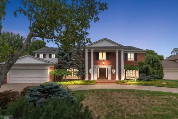 40 Webber PL, GrossePointeShores, MI 48236