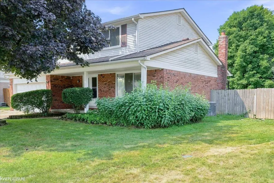 39335 Waldorf DR, Clinton, MI 48038 - #3