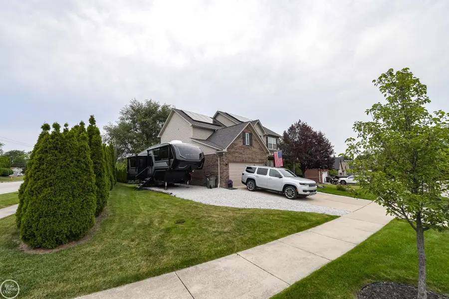 38315 Maple DR, Clinton Township, MI 48038 - #2