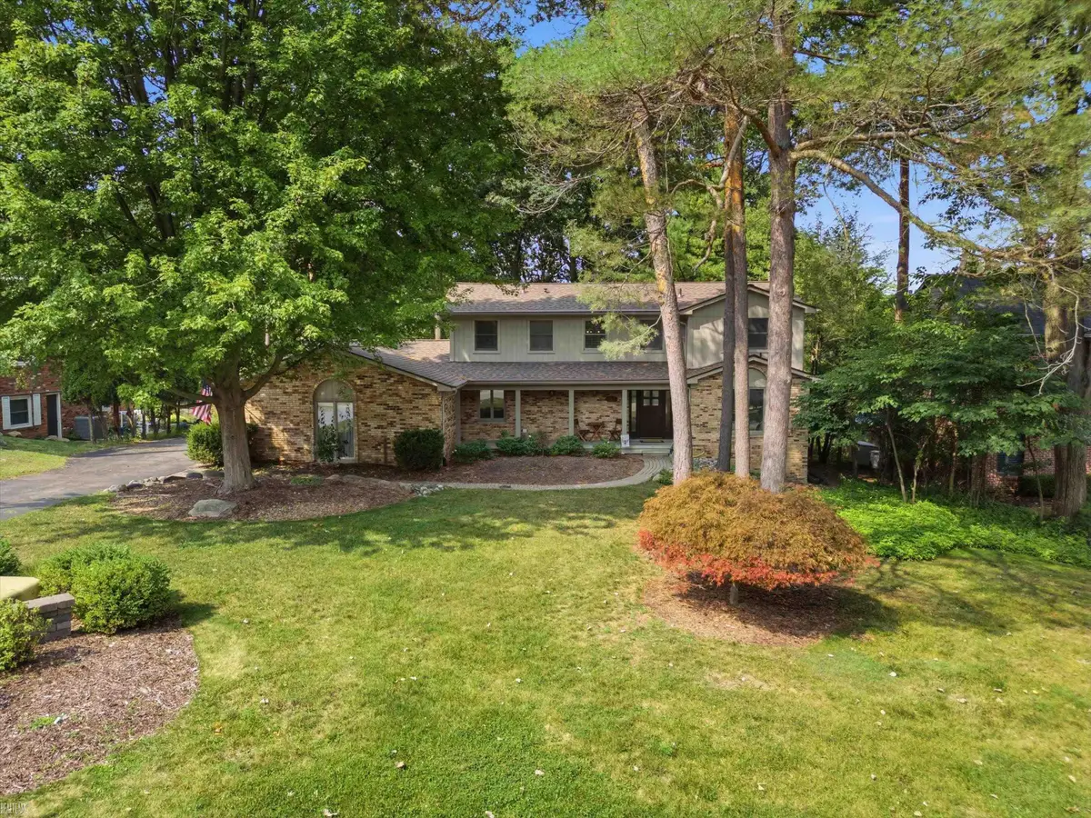 8177 Fawn Valley DR, Clarkston, MI 48348 - #1