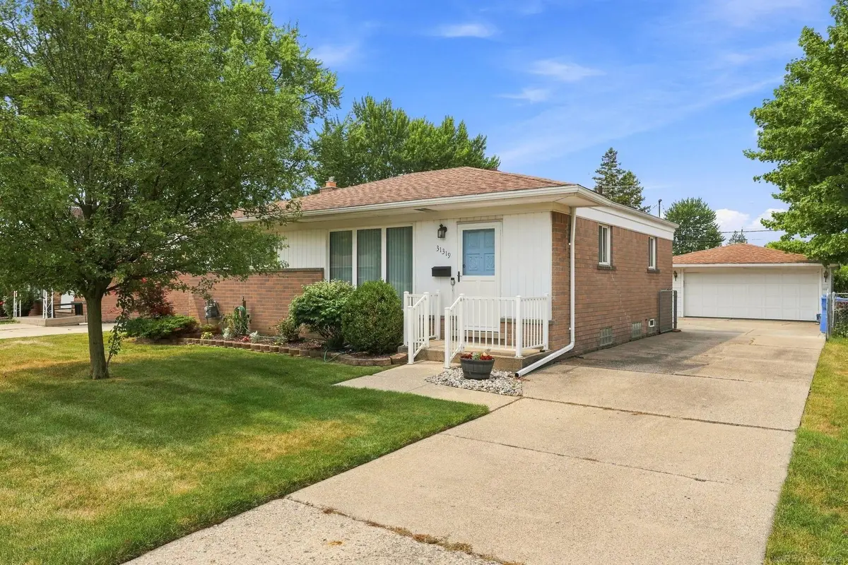 31319 Newport DR, Warren, MI 48088 - #1