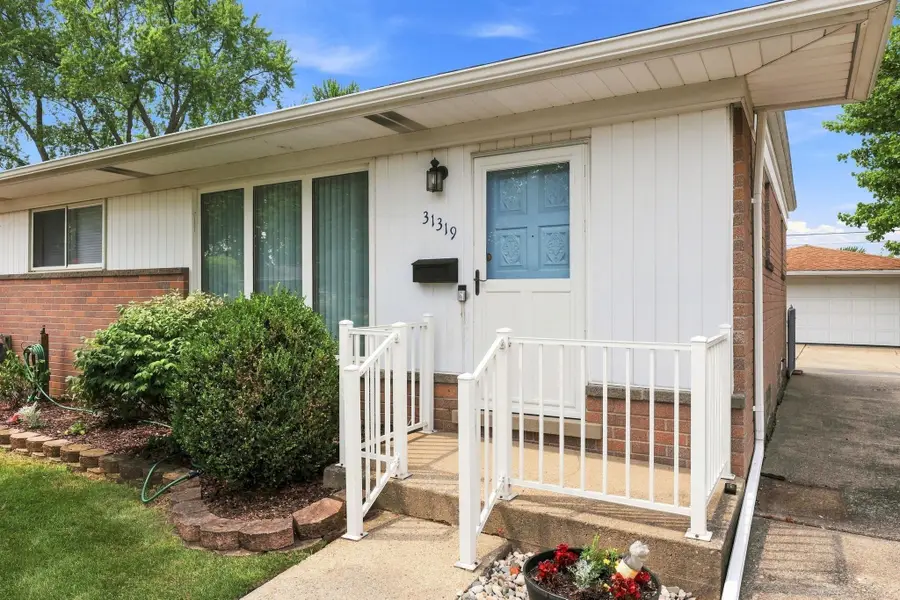 31319 Newport DR, Warren, MI 48088 - #3