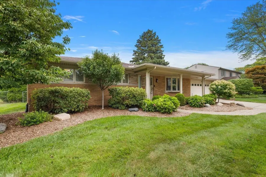 560 S Rosedale CT, Grosse Pointe Woods, MI 48236 - #3
