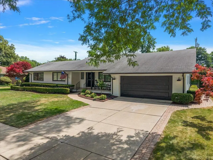 15 S Edgewood DR, Village Of Grosse Pointe Shores, MI 48236 - #2