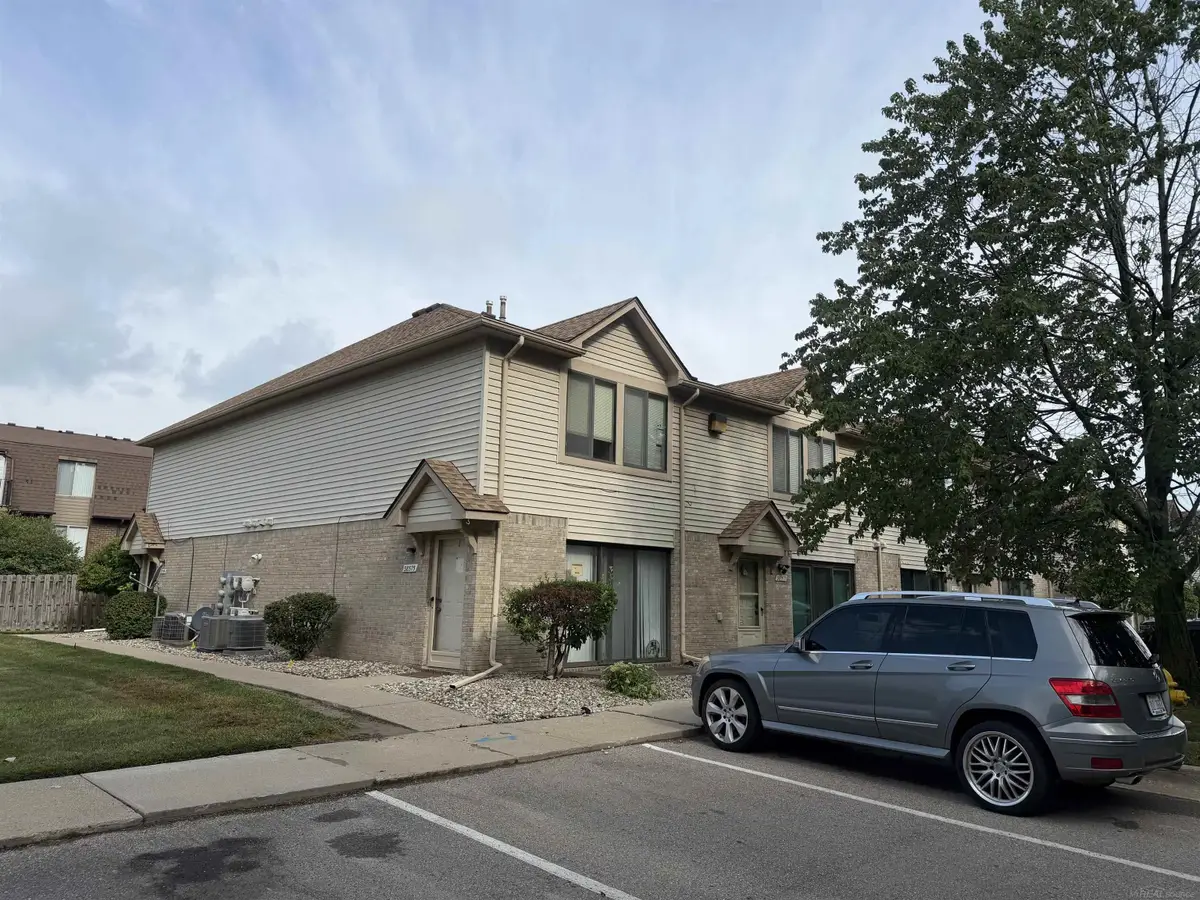 38589 Wellington DR, Clinton Township, MI 48036 - #1
