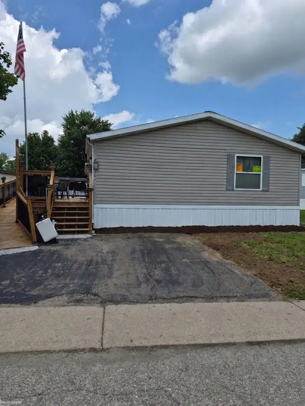 366 Diamond CIR, WhitmoreLake, MI 48189
