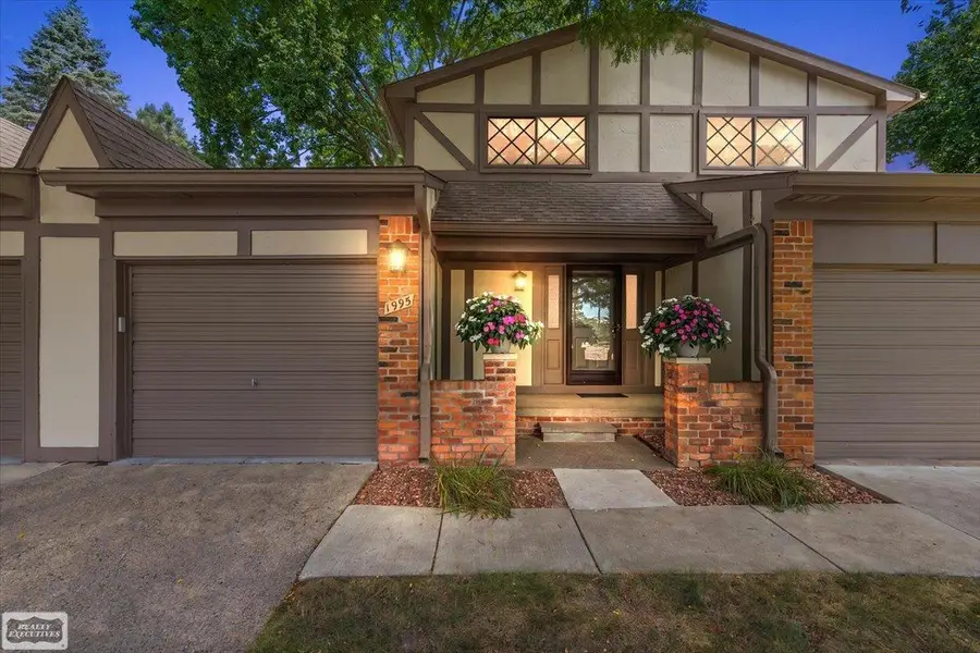 1995 Streamwood DR, Rochester Hills, MI 48309 - #2