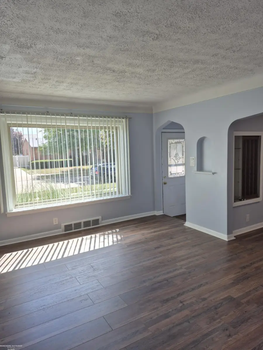 20585 Anita RD, Harper Woods, MI 48225 - #3