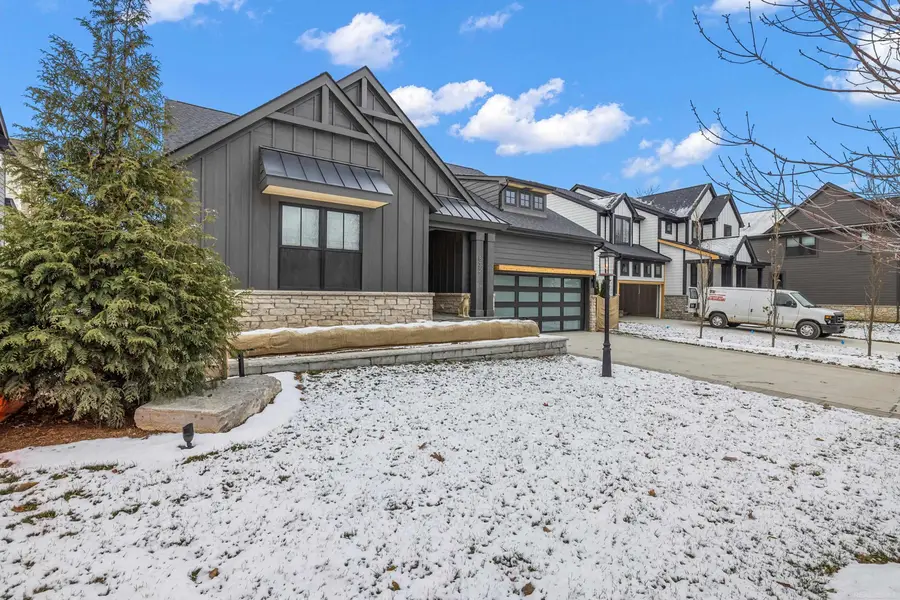 42451 Magnolia DR, Sterling Heights, MI 48314 - #2