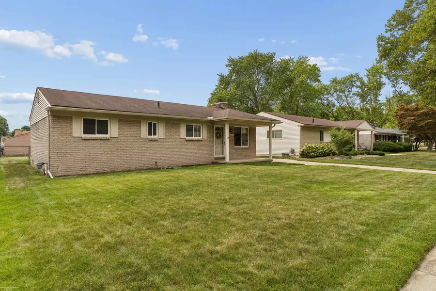 8644 Essen Dr DR, Sterling Heights, MI 48314 - #2