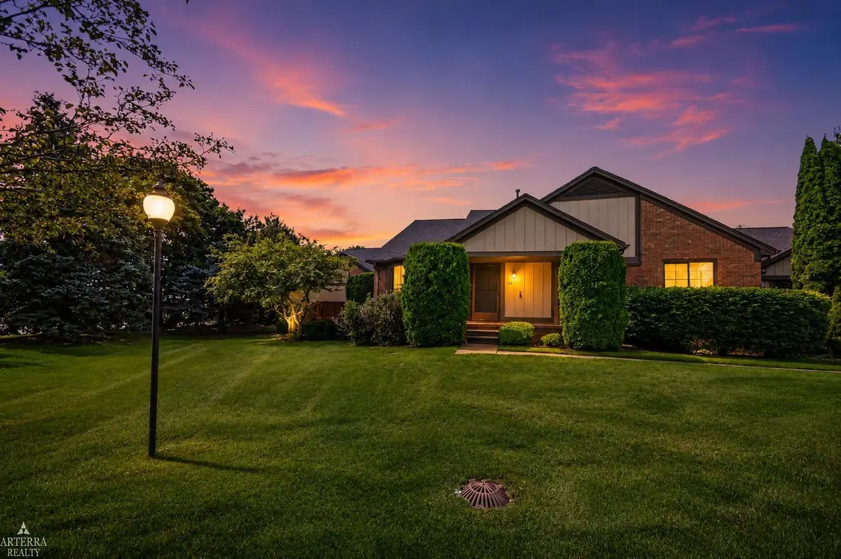 32 Meadow Wood DR, Rochester Hills, MI 48307 - #1