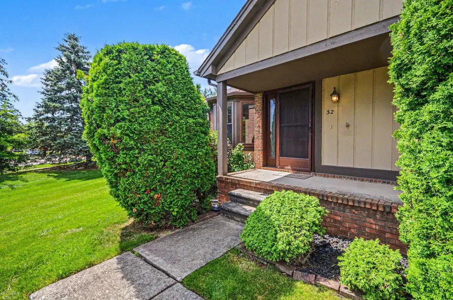 32 Meadow Wood DR, Rochester Hills, MI 48307 - #3