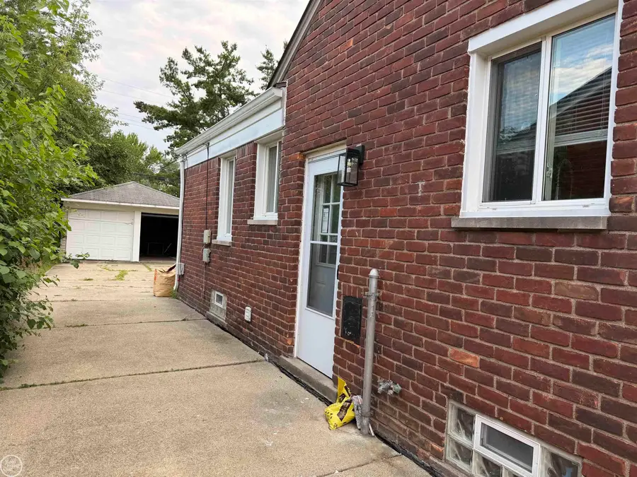 16736 Veronica ST, Eastpointe, MI 48021 - #3