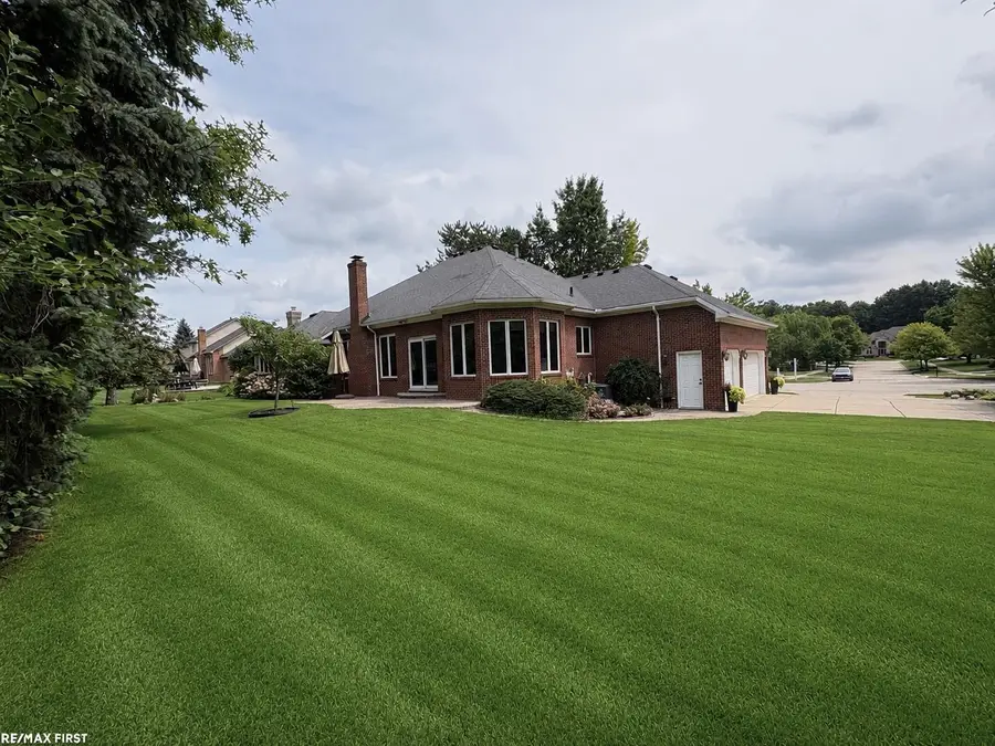 56411 Dickens DR, Shelby, MI 48316 - #2