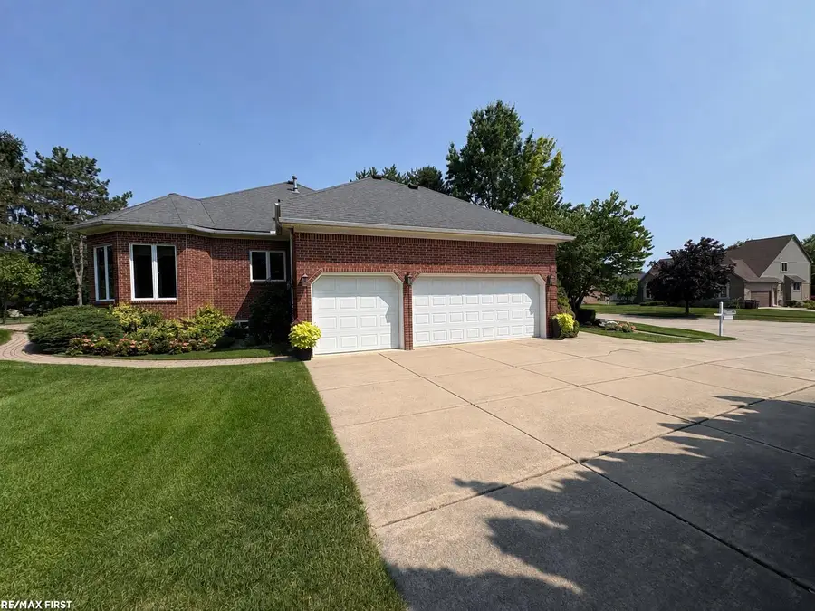 56411 Dickens DR, Shelby, MI 48316 - #3