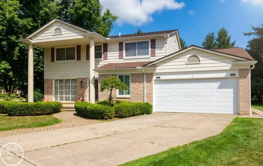 715 Abbey CT, Rochester Hills, MI 48307 - #2