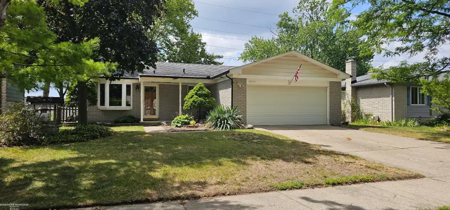 42933 Buckingham DR, Sterling Heights, MI 48313 - #2