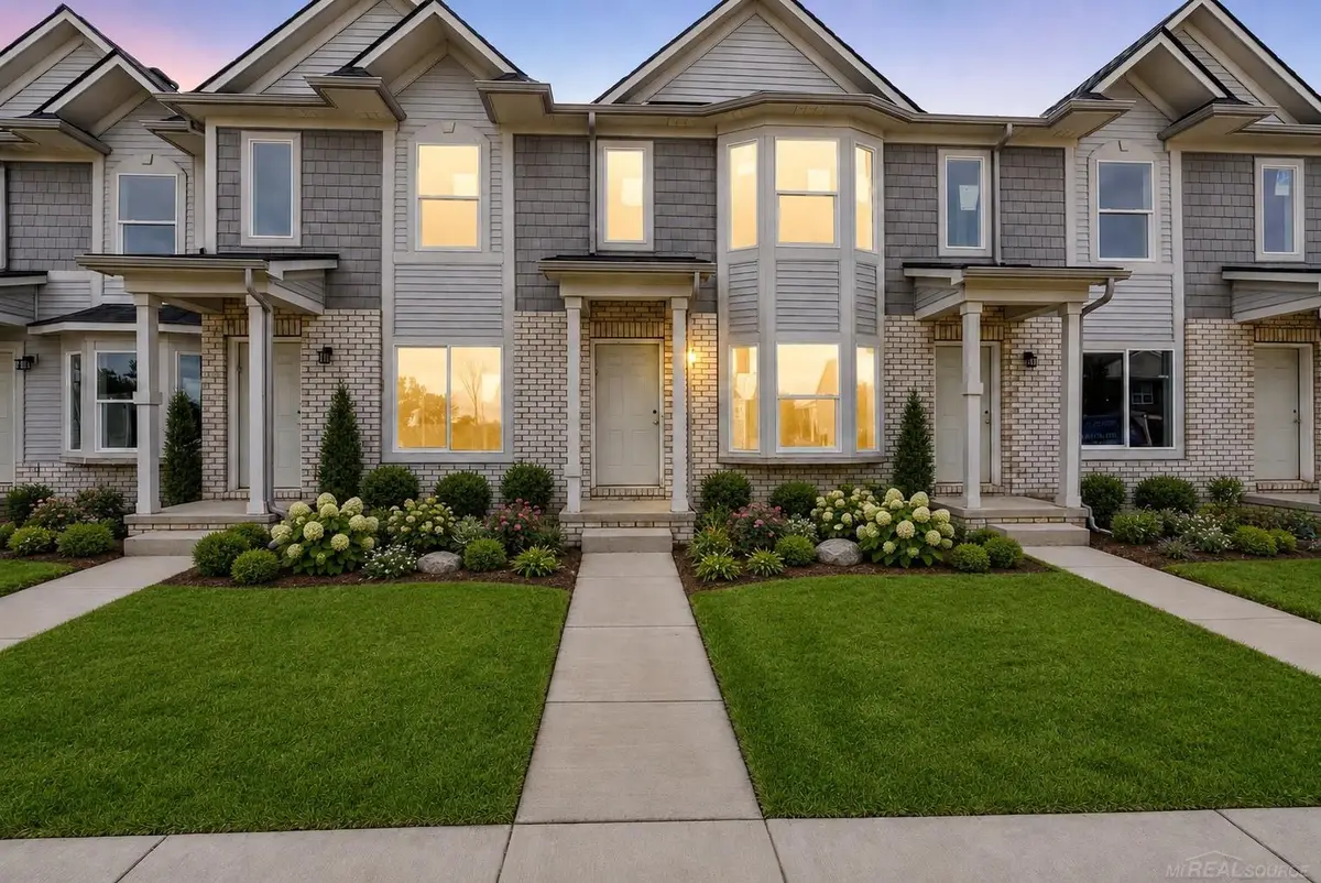 35300 Brittany DR, New Baltimore, MI 48047 - #1