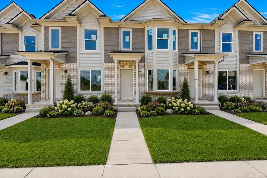 35300 Brittany DR, New Baltimore, MI 48047 - #2