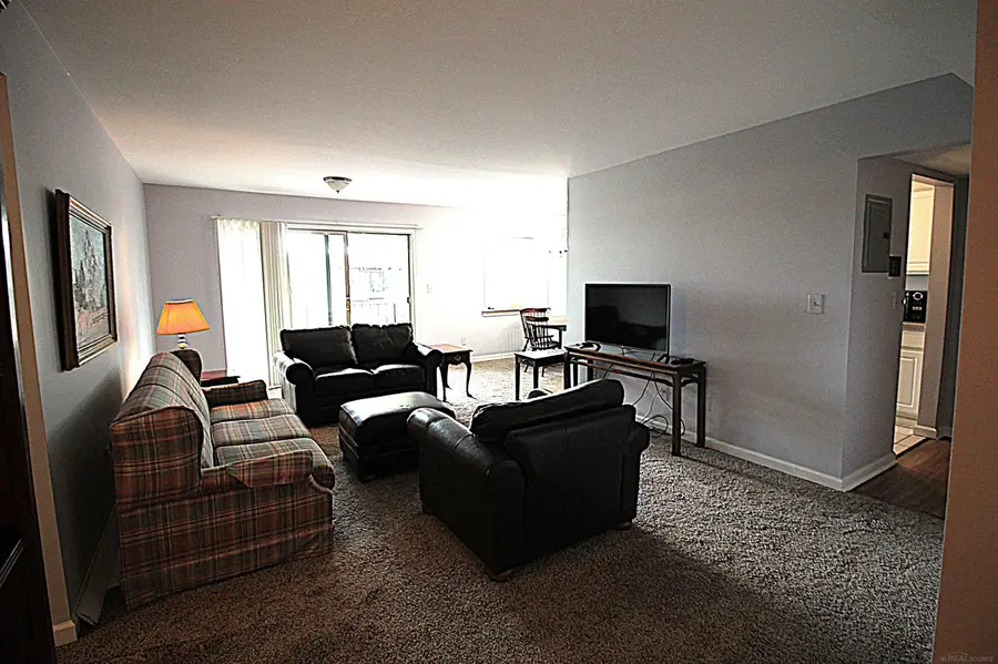 433 Riviera DR, Saint Clair Shores, MI 48080 - #2