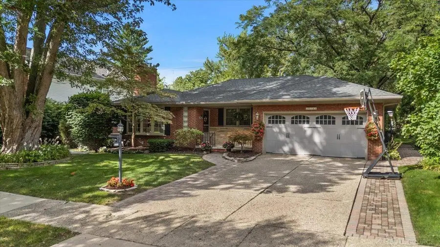 20141 W Ballantyne CT, Grosse Pointe Woods, MI 48236 - #2