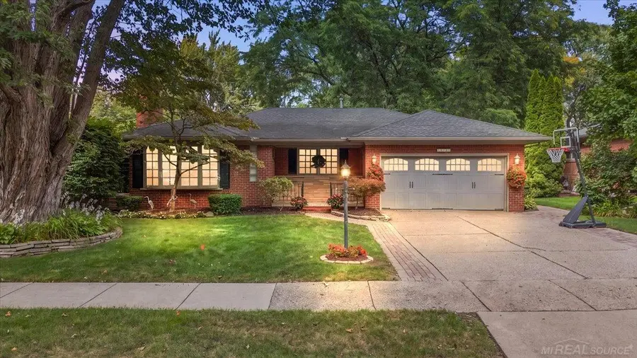 20141 W Ballantyne CT, Grosse Pointe Woods, MI 48236 - #3