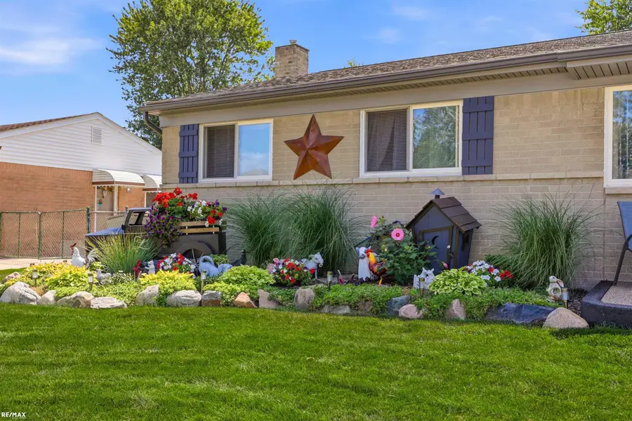 18016 Fairwood DR, Clinton Township, MI 48035 - #3