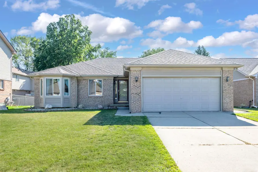 32926 Gallo LN, Warren, MI 48093 - #2