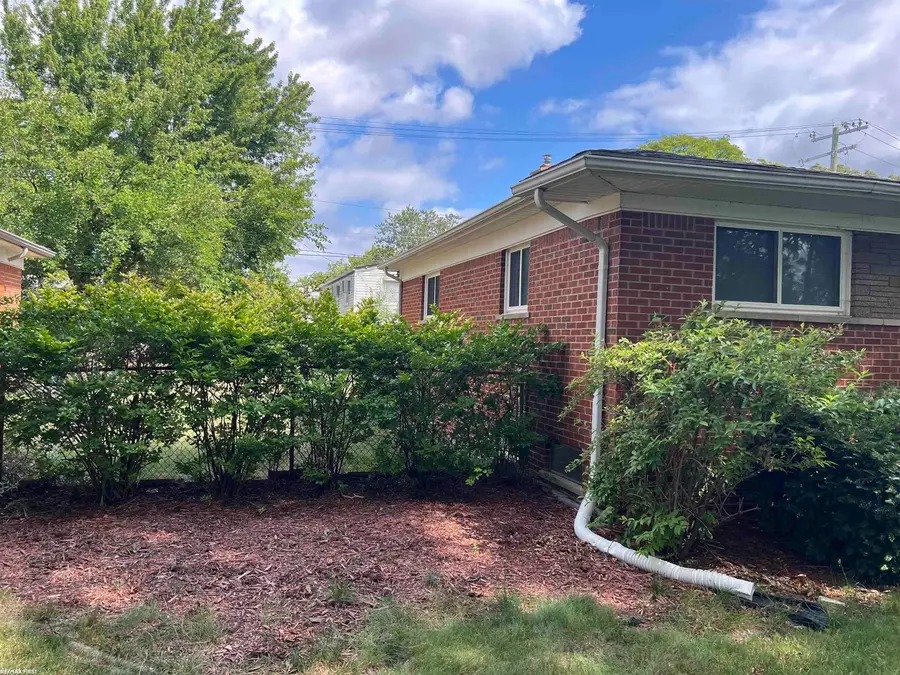 18285 Breezeway DR, Fraser, MI 48026 - #2