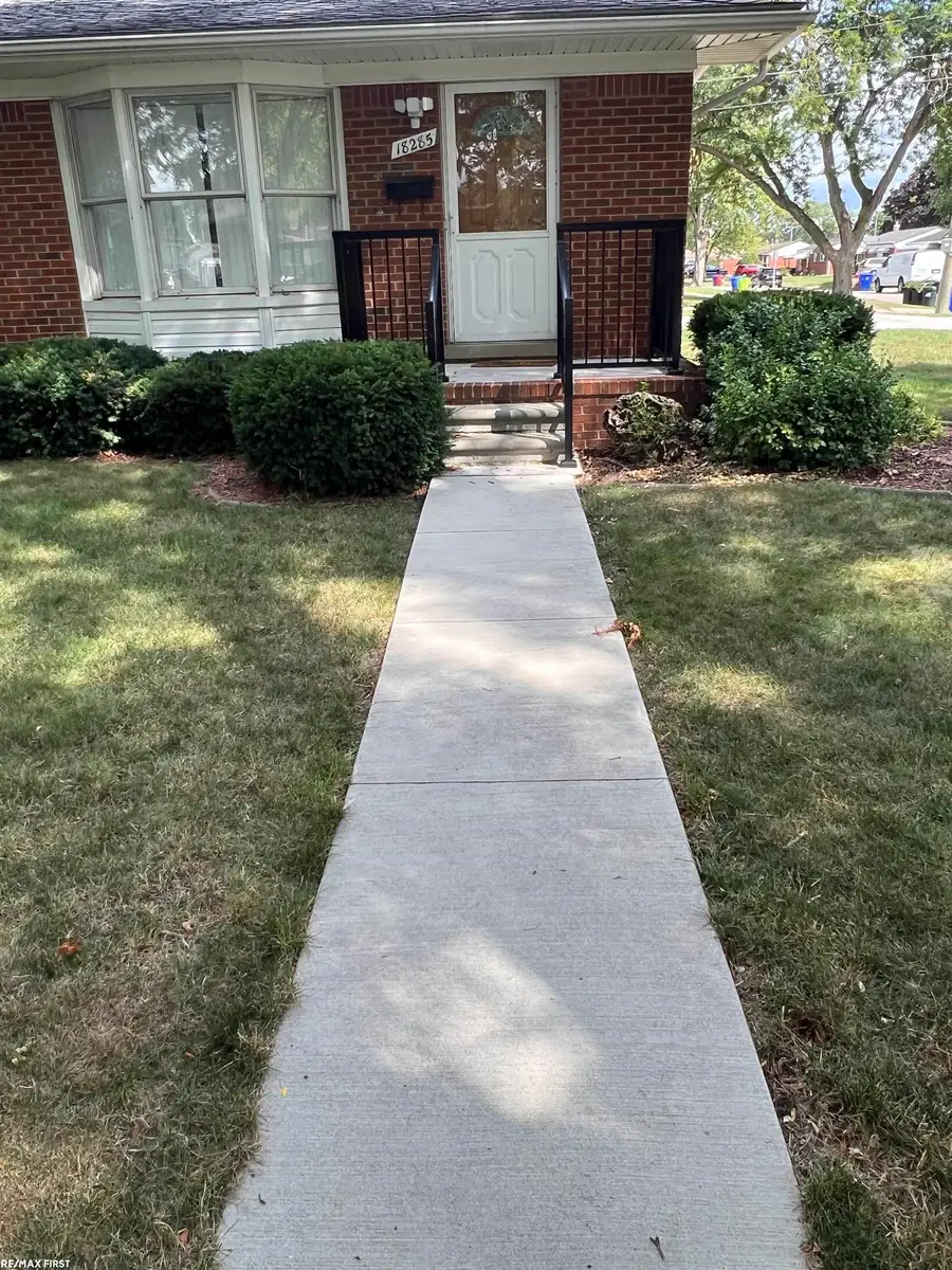 18285 Breezeway DR, Fraser, MI 48026 - #3