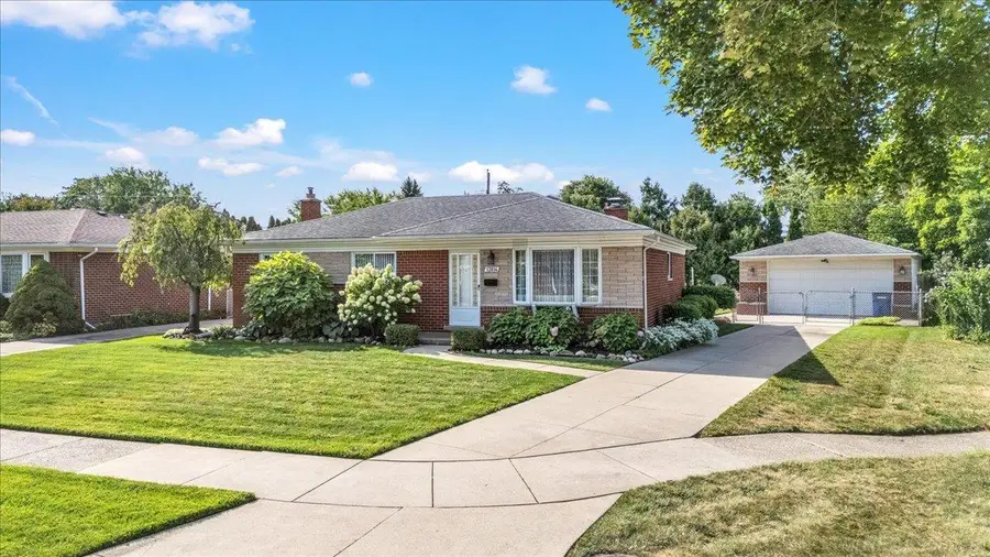 13814 Irvington DR, Warren, MI 48088 - #2