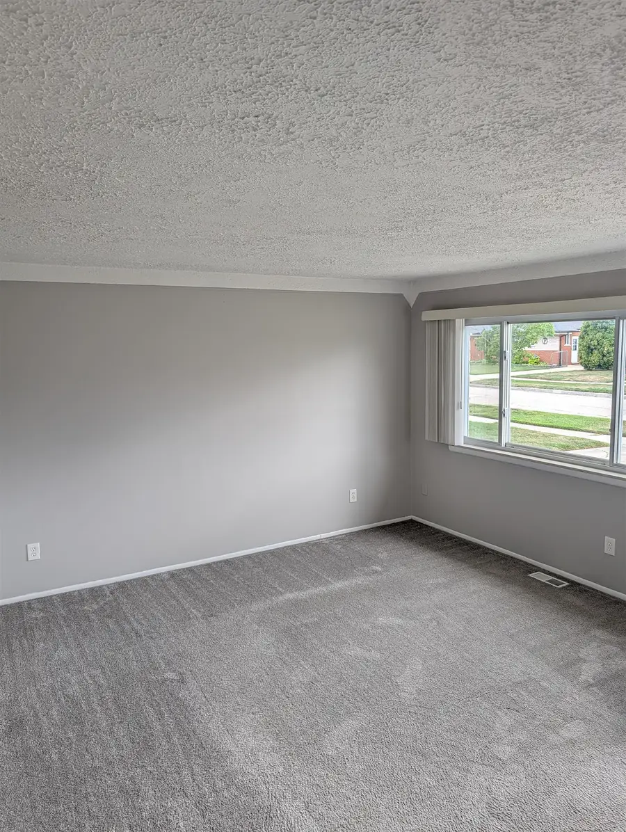 31490 Gloede DR, Warren, MI 48088 - #3