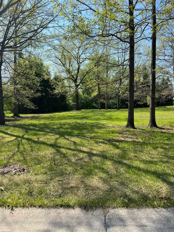 1 Golfside DR, St, MI 48079