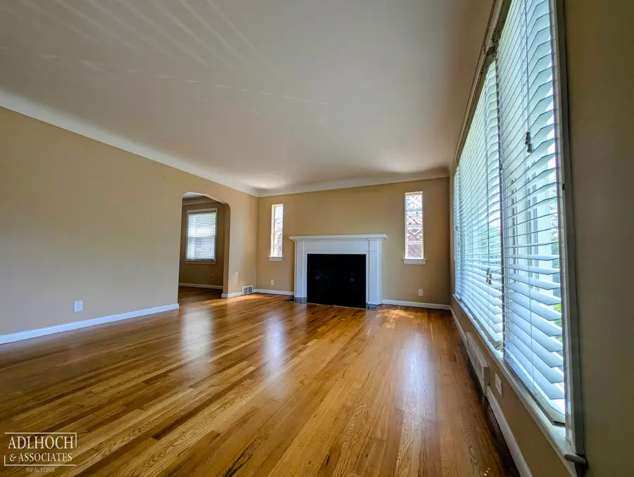 2168 Allard RD, Grosse Pointe Woods, MI 48236 - #3