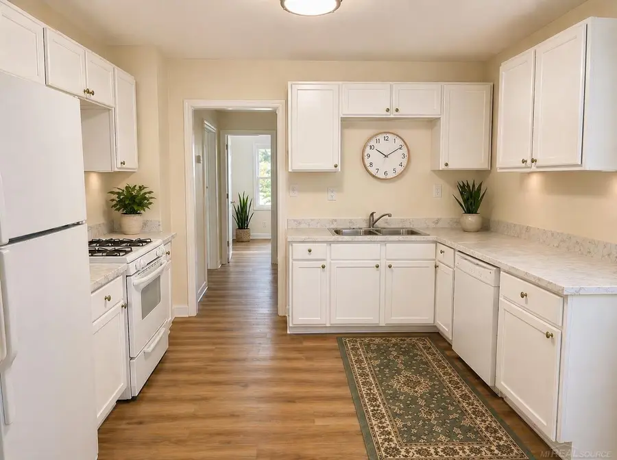 8275 Essex AVE, Warren, MI 48089 - #3