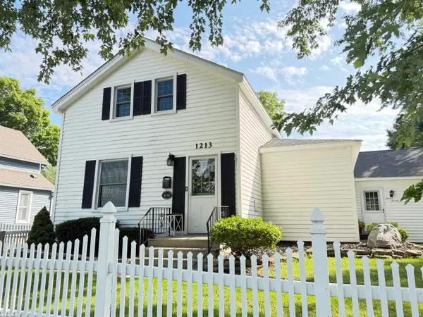1213 Clinton AVE, St, MI 48079