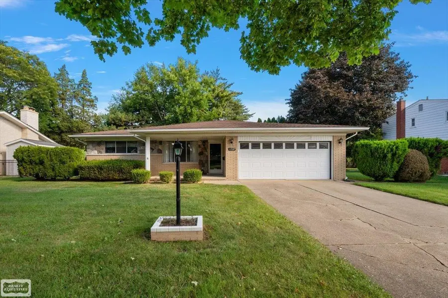 11537 Arden DR, Warren, MI 48093 - #2
