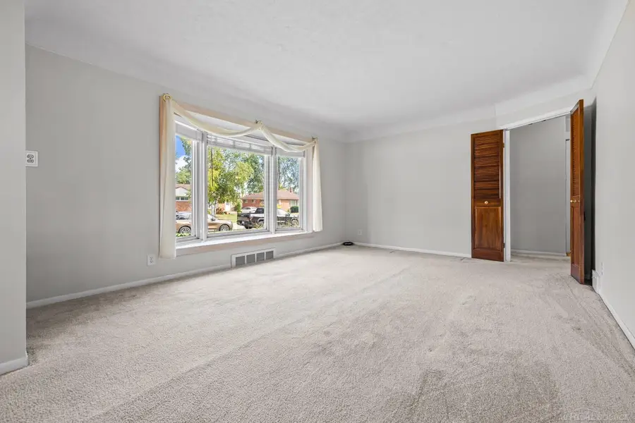 999 Huntington DR, Mount Clemens, MI 48043 - #3