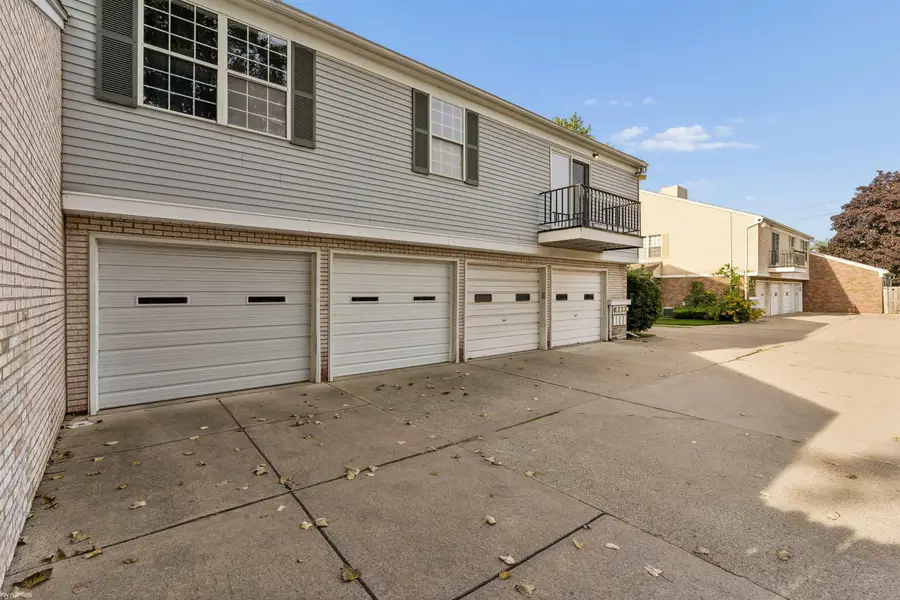 24611 Lake Meadow ST, Harrison Township, MI 48045 - #3